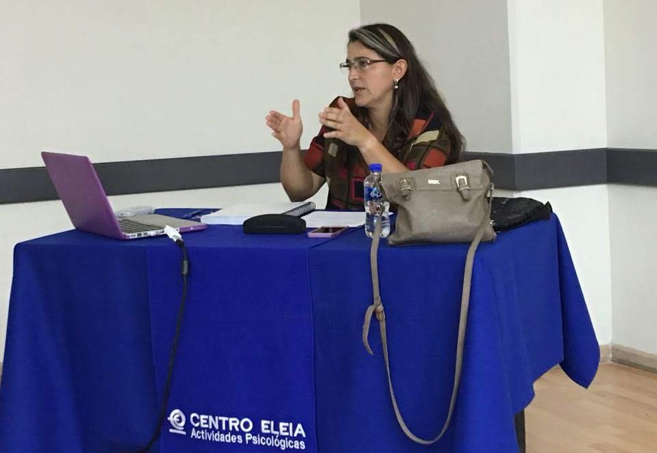 Laura Sevilla del Tejo dando una conferencia sobre diferentes temas relacionados con la psicología.