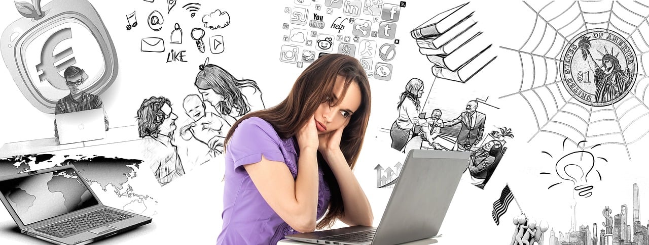 Una mujer que parece estar alterada mirando a su ordenador, en el fondo se ven varias imágenes sobre diferentes situaciones, lo que simboliza a una mujer experimentando Caos Mental, Confusión, Malestar.